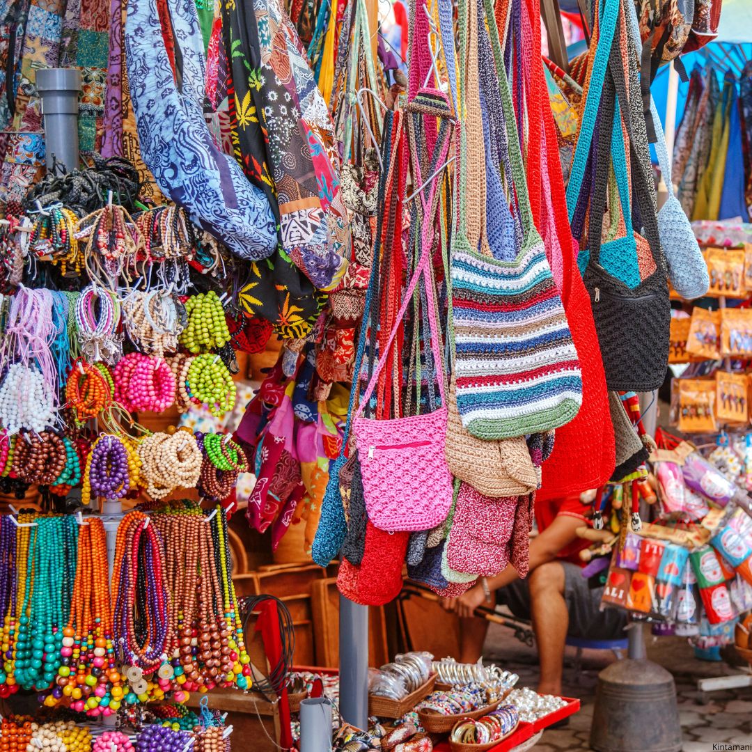 Gambar pasar yang menjual kerajinan tangan